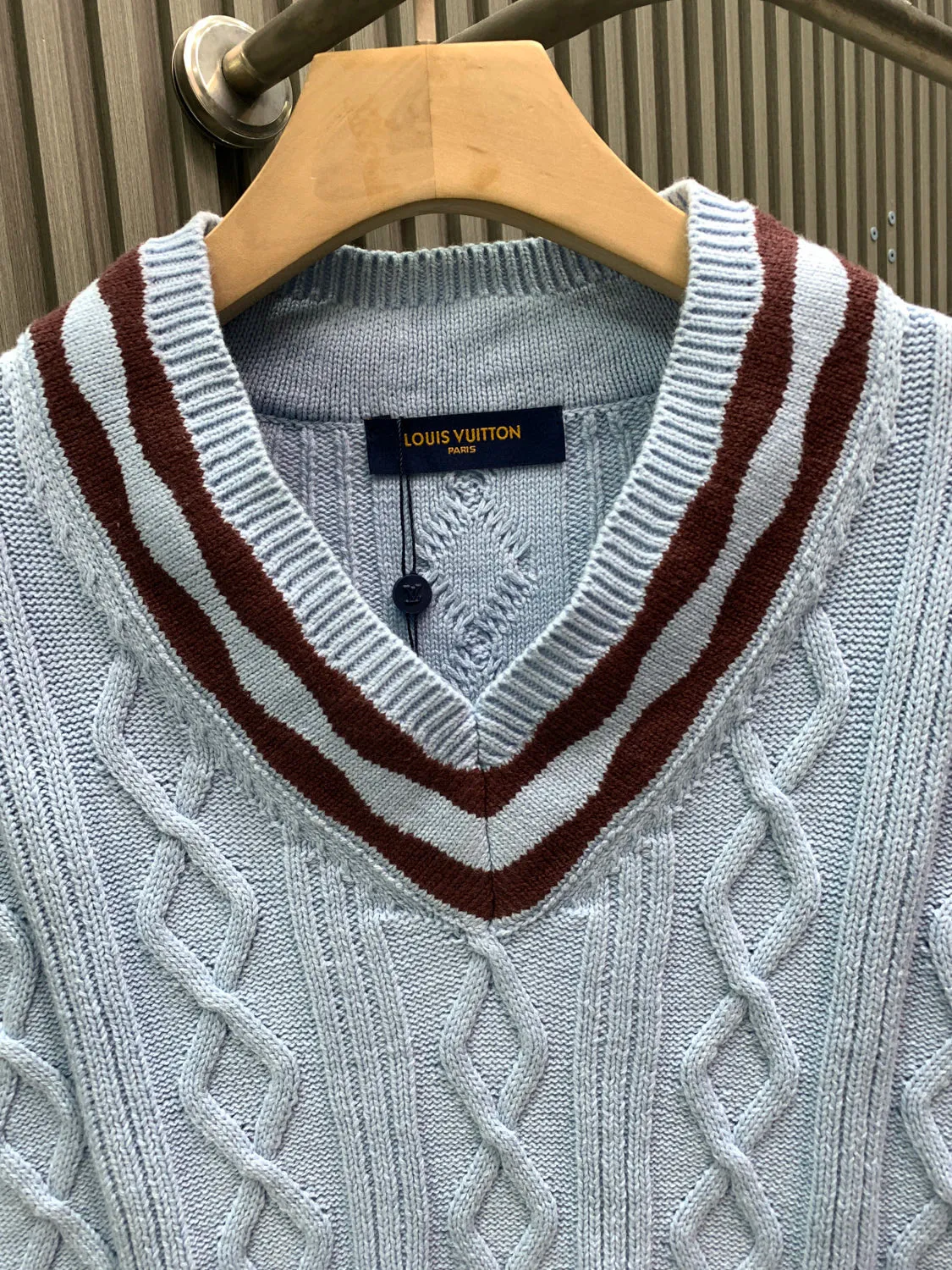 🅿️380 🀄️ Louis Vuitton 25* new autumn and winter cable knitted sheep wool and mohair V-neck pullover This cable knitted V-neck sweater is made of fine mohair and sheep wool, making the scalloped hem of the sleeves complement the wavy intarsia lines on the cuffs and collar. The contrasting 1V intarsia hem on the left adds a college atmosphere to the early spring look. Made of blended wool yarn, 30% wool and 70% acrylic dyed yarn. The process is complex and requires 180 points/piece. This style uses 7-needle Juxin woven pieces. 9 yarn feeders are needed to hang the wool on the front. The whole piece is moved to twist the rope. The intersection of the twisted ropes is prone to holes. The coffee-colored part of the yarn is mohair. The machine adjustment time is long. The needles added at the bottom of the sleeve clips are all edged, which increases the loom time and sewing time. Because the logo is hung with hair, the coffee-colored thread is clamped on the edge and needs to be drawn out. Moreover, due to the characteristics of mohair, hair will fall out when drawing out the thread. It is necessary to manually remove the stray hairs bit by bit, which is very time-consuming. Customized accessories, complete with three standards, same style for men and women.
